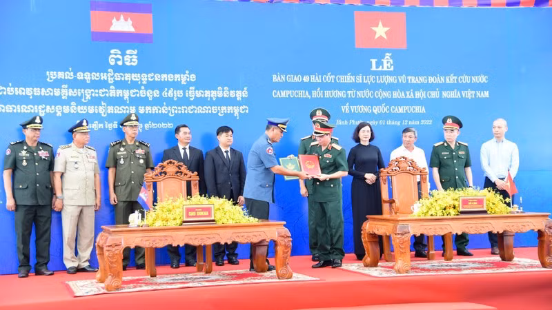 Vietnam entrega restos de 49 oficiales y soldados a Camboya ảnh 1 Vietnam entrega restos de 49 oficiales y soldados a Camboya ảnh 1