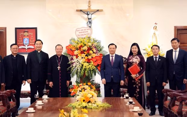 Dirigente de Hanoi extiende saludos a católicos locales por Navidad ảnh 1