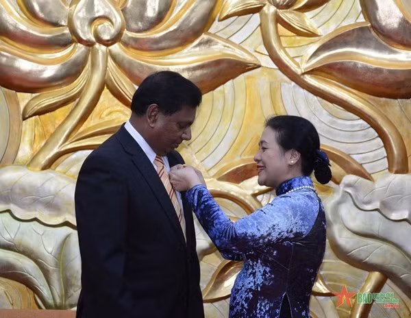 Entregan medalla de amistad al embajador de Sri Lanka en Vietnam ảnh 1
