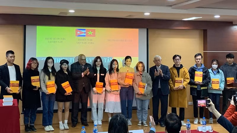 Presentan primer diccionario vietnamita-español en Vietnam ảnh 1