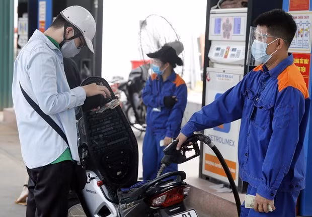 Precios de gasolina se reducen nuevamente en Vietnam ảnh 1