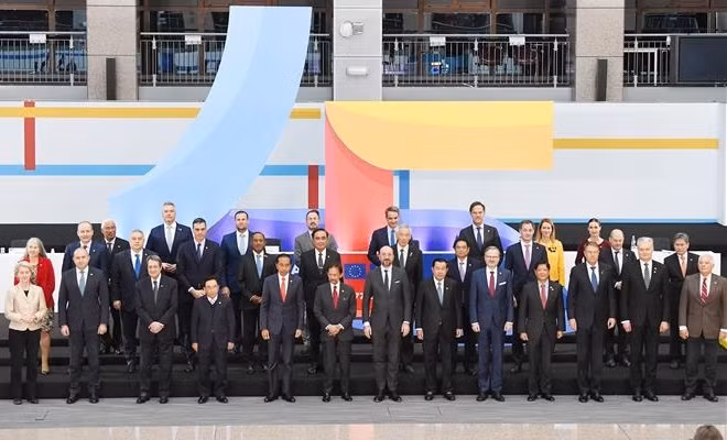 Premier vietnamita asiste a la Cumbre conmemorativa del 45 aniversario de los nexos ASEAN-UE ảnh 1 Premier vietnamita asiste a la Cumbre conmemorativa del 45 aniversario de los nexos ASEAN-UE ảnh 1