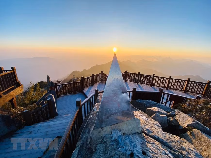 Fansipan entre los cuatro picos ideales para senderismo ảnh 1