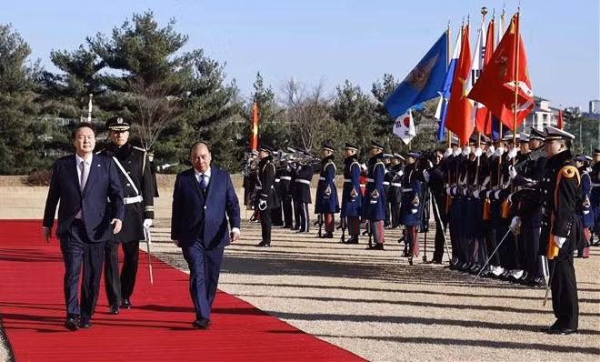 Presidente surcoreano encabeza ceremonia de bienvenida a su homólogo vietnamita ảnh 1 Presidente surcoreano encabeza ceremonia de bienvenida a su homólogo vietnamita ảnh 1