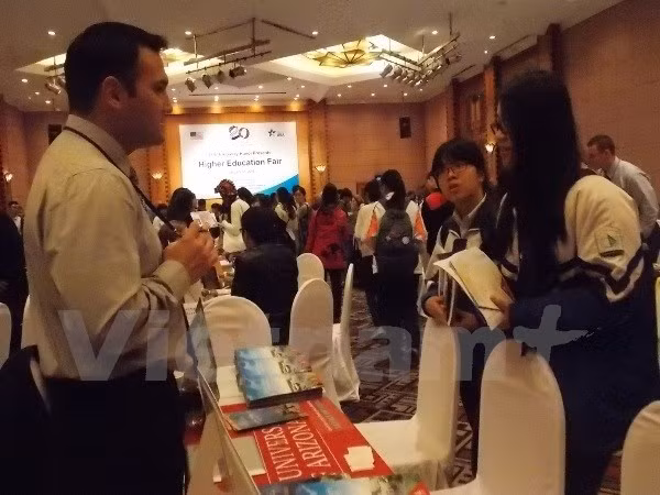 Exposición sobre estudio en Estados Unidos en Hue ảnh 1