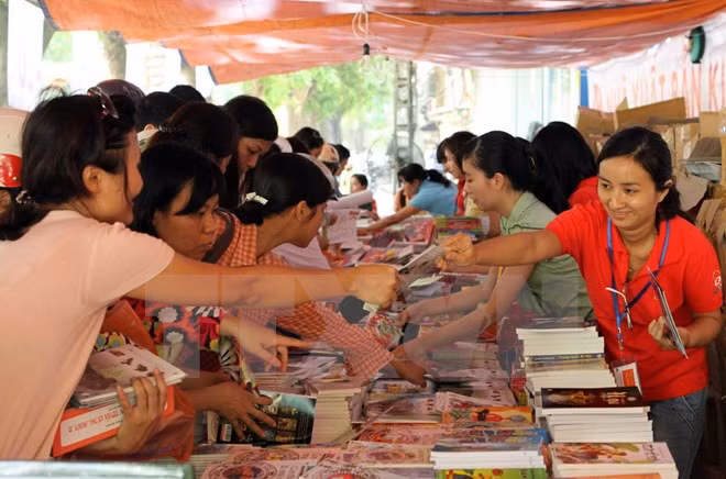 Presentan al público libros rusos traducidos en vietnamita ảnh 1
