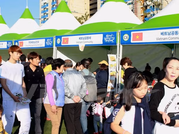 Concurrentes al Festival Busan impresionados por cultura vietnamita ảnh 1