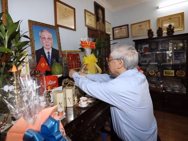 Dirigente partidista vietnamita rinde homenaje a fallecidos con méritos revolucionarios ảnh 1