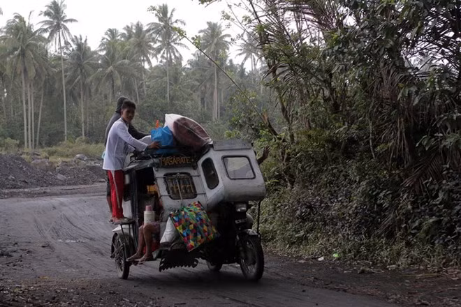 Volcán en Filipinas emite ríos de lava y columnas de cenizas ảnh 1 Volcán en Filipinas emite ríos de lava y columnas de cenizas ảnh 1
