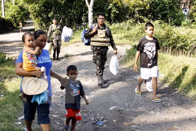 Miles de habitantes filipinos afectados por erupción del volcán Mayon ảnh 1