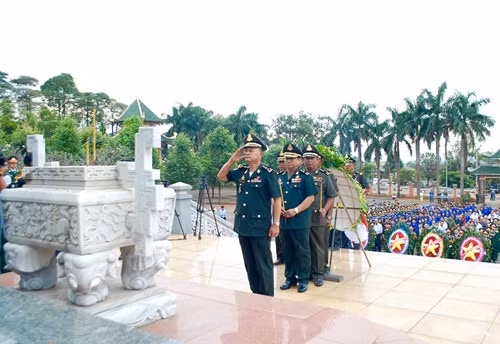 Delegación del Ejército Royal de Camboya rinde homenaje a mártires voluntarios vietnamitas ảnh 1