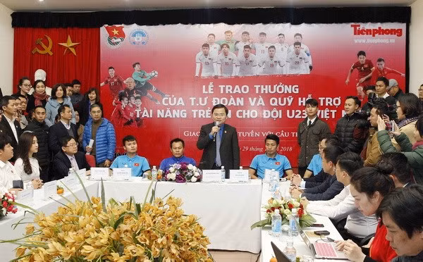 Unión vietnamita de Jóvenes Comunistas honra a miembros del equipo de fútbol sub-23 ảnh 1