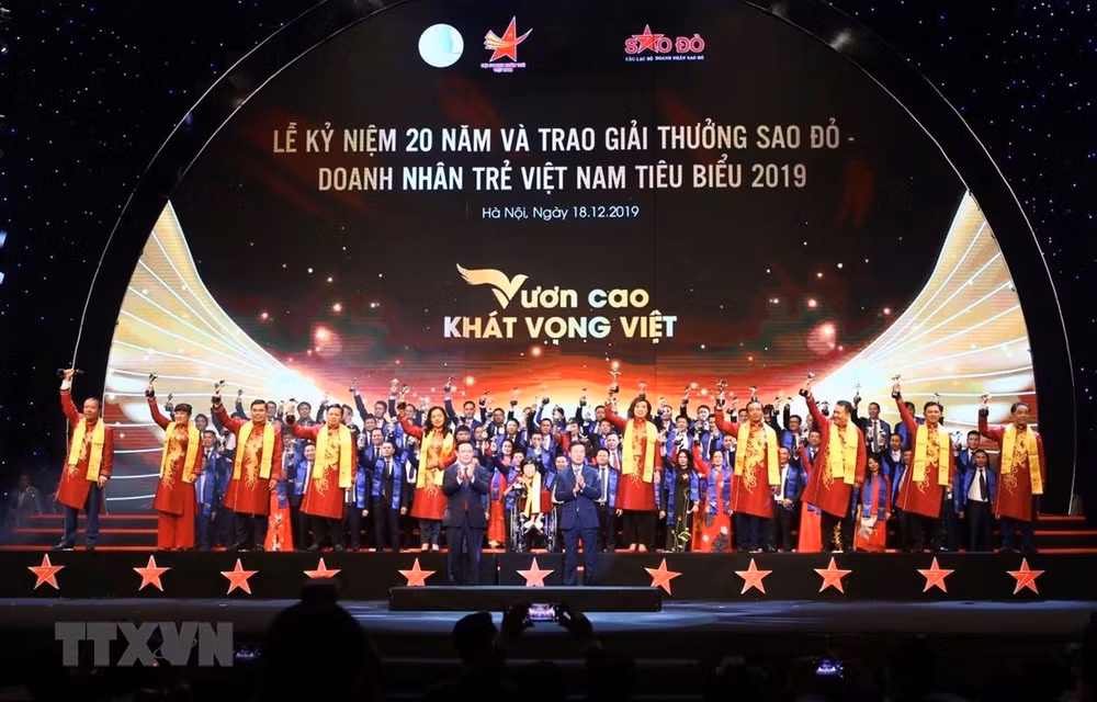 Honran a empresarios jóvenes destacados de Vietnam con premio “Estrella Roja” ảnh 1