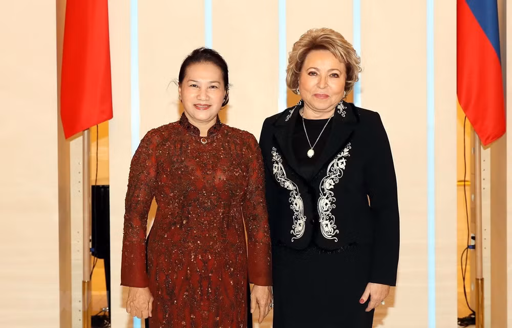 Debaten medidas para fortalecer los lazos parlamentarios entre Vietnam y Rusia ảnh 1