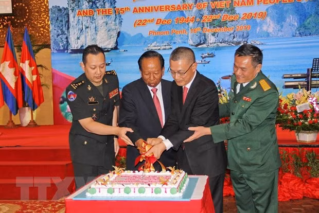 Celebran en Camboya y Francia fundación del Ejército Popular de Vietnam ảnh 1