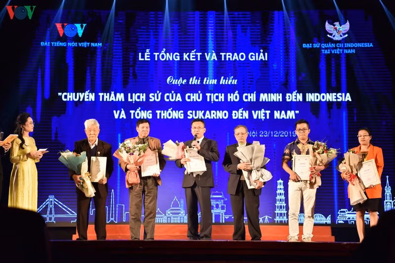 Concluye en Vietnam concurso de escritura sobre visita del Presidente Ho Chi Minh a Indonesia ảnh 1 Concluye en Vietnam concurso de escritura sobre visita del Presidente Ho Chi Minh a Indonesia ảnh 1