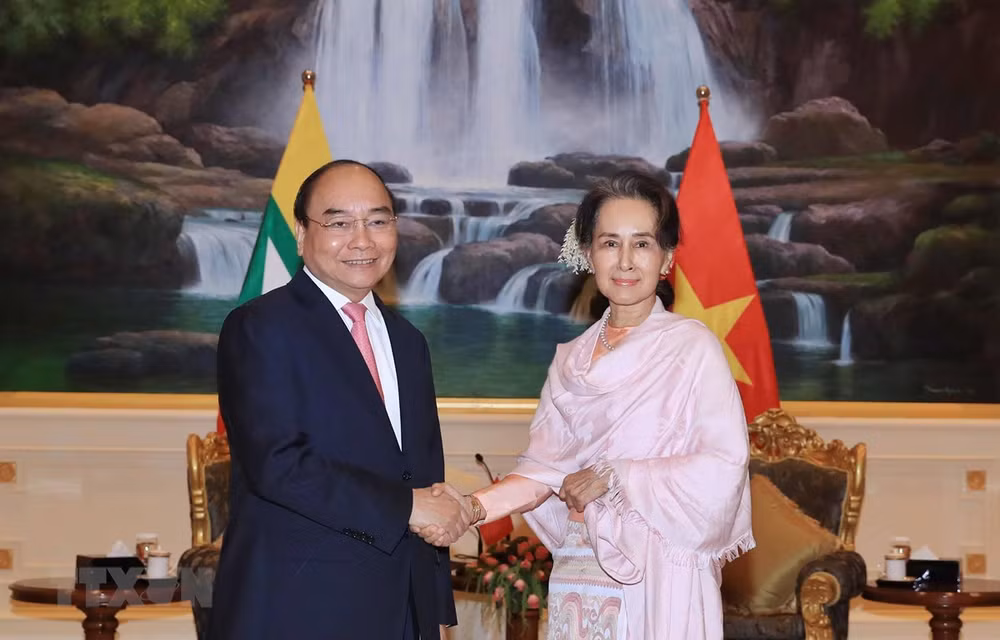 Dialogan primer ministro de Vietnam y asesora de Estado de Myanmar ảnh 1