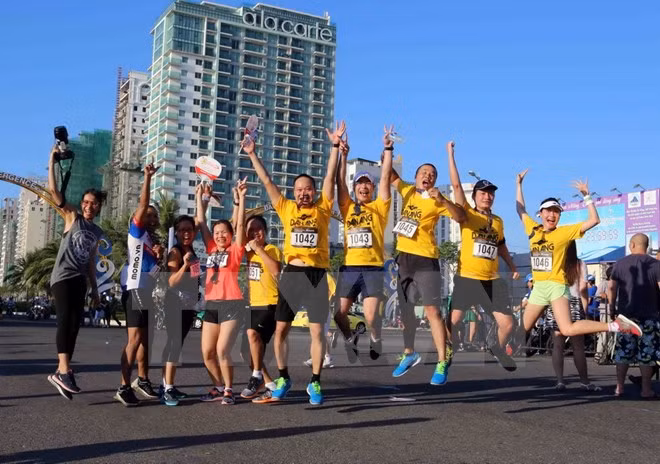 Miles de corredores compiten en el Maratón internacional de Da Nang ảnh 1