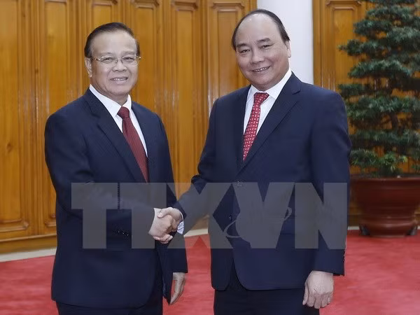Premier de Vietnam exhorta a impulsar proyectos en Laos ảnh 1