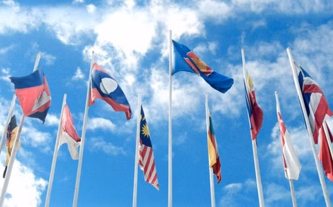 Caminata en Laos en saludo al aniversario 49 de fundación de ASEAN ảnh 1
