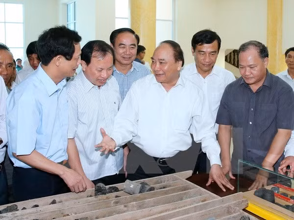 Primer ministro de Vietnam visita provincia afectada por tormenta ảnh 1