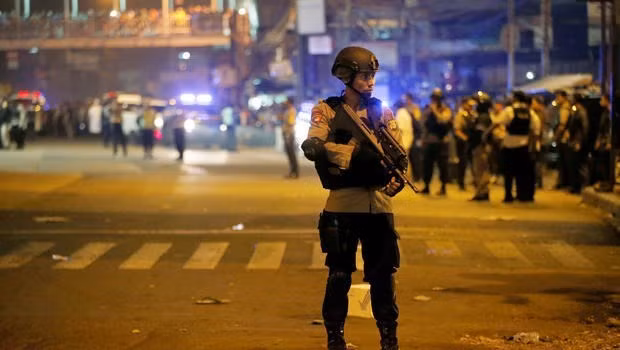 Determinan identidad de terroristas en atentados suicidas en Yakarta ảnh 1