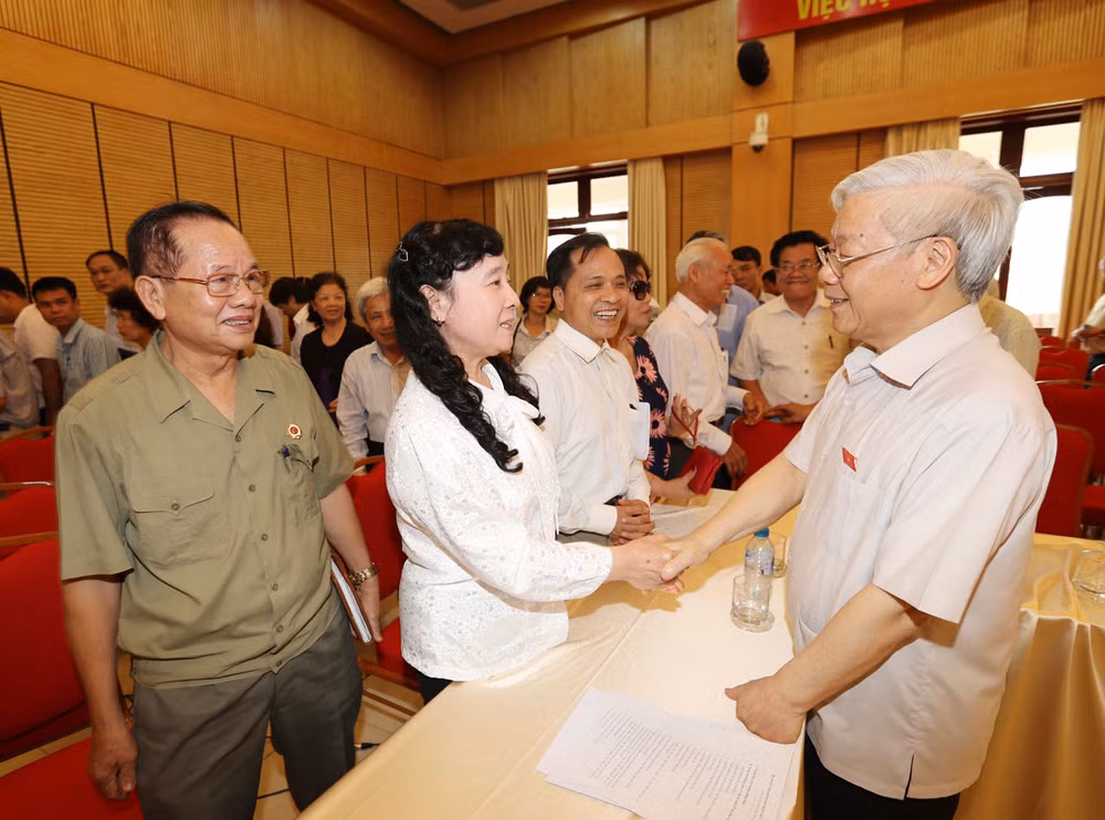 Líder partidista dialoga con electores de Hanoi ảnh 1