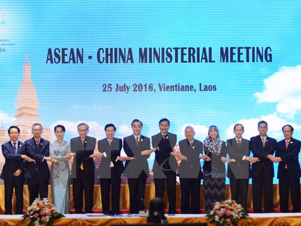 Altos funcionarios de ASEAN y China debaten sobre DOC ảnh 1