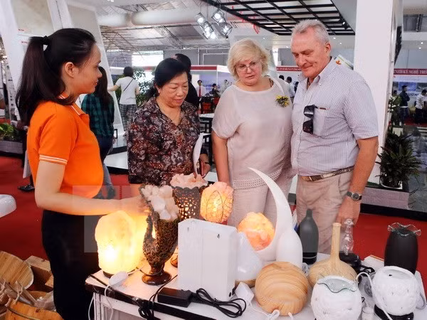 Presentes empresas extranjeras en exhibición de sector de construcción en Hanoi ảnh 1