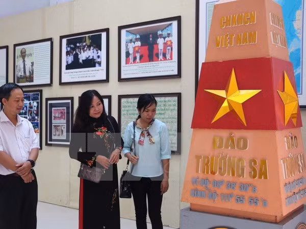 Abre puertas en Hoa Binh exhibición sobre soberanía marítima de Vietnam ảnh 1