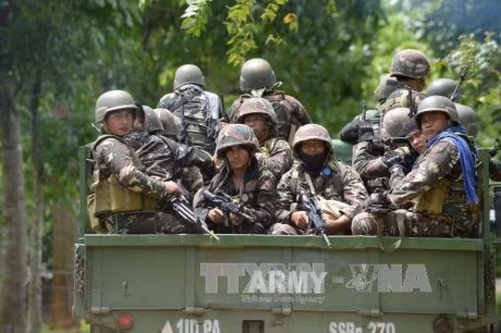 Dos mil civiles permanecen atrapados en combates con insurgentes en Filipinas ảnh 1