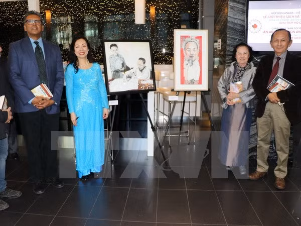 Presentan en Toronto libros y cuadros sobre Ho Chi Minh ảnh 1