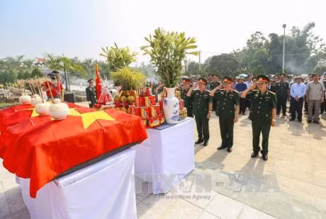 Repatrian restos de mártires vietnamitas caídos en Laos ảnh 1