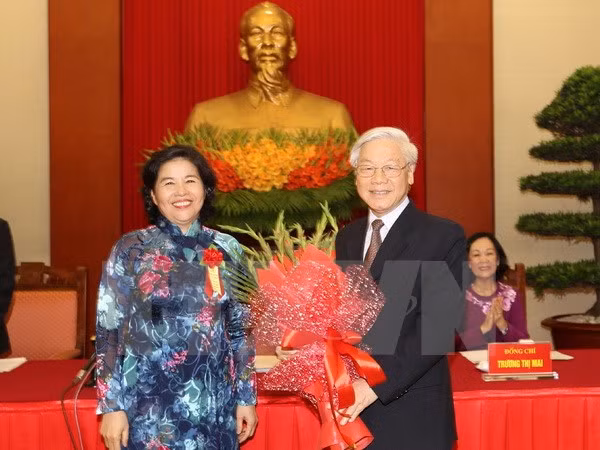 Vietnam honra a colectivos e individuos con aportes relevantes al proceso de Renovación ảnh 1