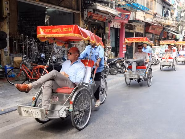 Aluvión de turistas en Hanoi en días feriados ảnh 1