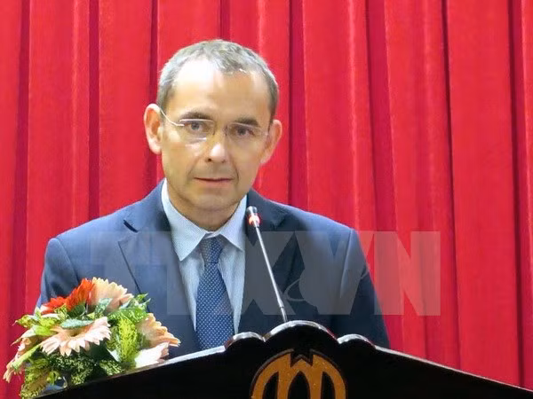 Exembajador de Francia en Vietnam honrada con medalla de amistad ảnh 1