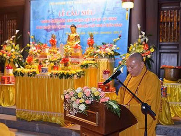 Comunidad de vietnamitas en Ucrania rinde homenaje a mártires nacionales ảnh 1