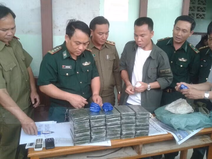 Policías de Vietnam y Laos refuerzan cooperación entra delincuencia transfronteriza ảnh 1