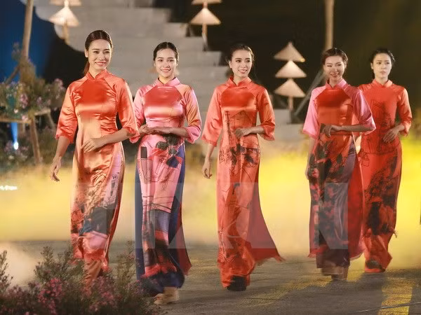 Festival de Ao Dai atrae a miles de visitantes a Hue ảnh 1