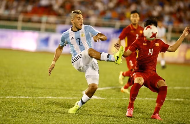 Selección vietnamita de fútbol registra avances tras partido amistoso con Argentina ảnh 1
