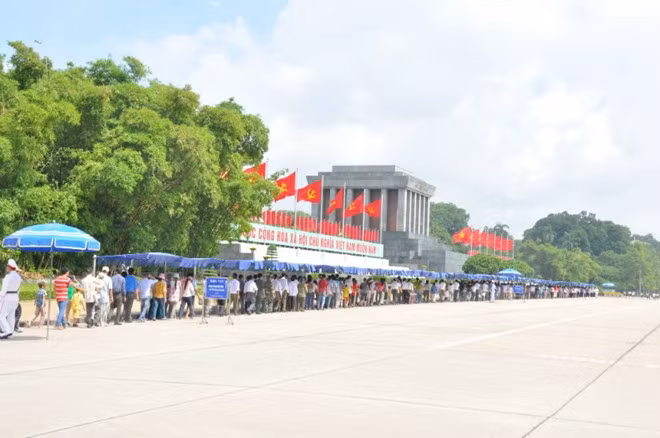 Miles visitantes rinden tributo a Ho Chi Minh en Día de Reunificación Nacional ảnh 1