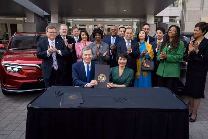 Presidente de Estados Unidos aprecia construcción de fábrica de Vinfast en Carolina del Norte ảnh 2