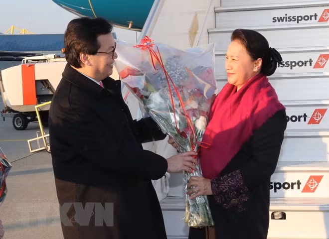 Presidenta de la Asamblea Nacional de Vietnam arriba a Ginebra para IPU 138 ảnh 1