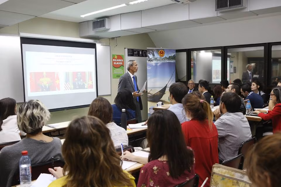 Efectúan charla sobre Vietnam en Universidad Argentina de la Empresa ảnh 3