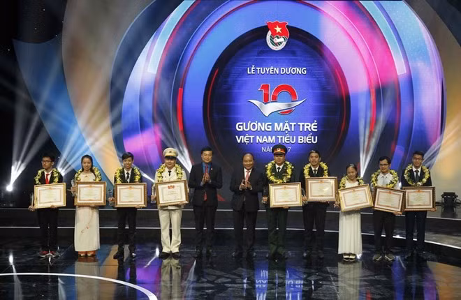 Distinguen en Hanoi a jóvenes más destacados en 2017 ảnh 1