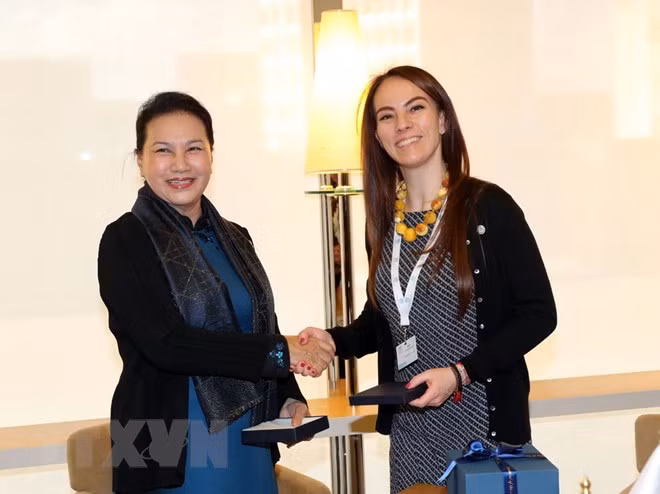 Titular parlamentaria vietnamita conversa con presidenta de IPU ảnh 1
