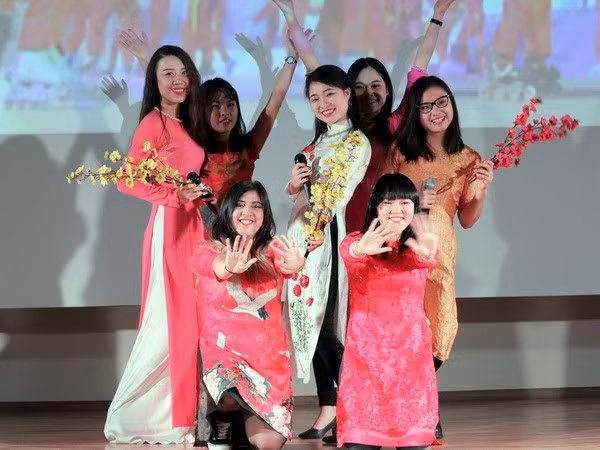 Estudiantes vietnamitas en Beijing celebran gala artística tradicional ảnh 1