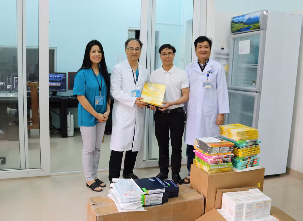 Médicos estadounidenses ofrecen exámenes gratuitos a personas de escasos recursos de Quang Tri ảnh 1