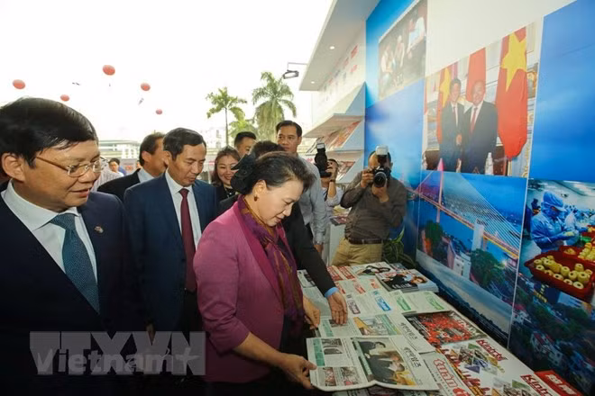 Presidenta del Parlamento visita Festival Nacional de la Prensa ảnh 1