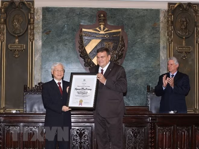 Máximo dirigente partidista de Vietnam recibe Título Doctor Honoris Causa de la Universidad de La Habana ảnh 1 Máximo dirigente partidista de Vietnam recibe Título Doctor Honoris Causa de la Universidad de La Habana ảnh 1